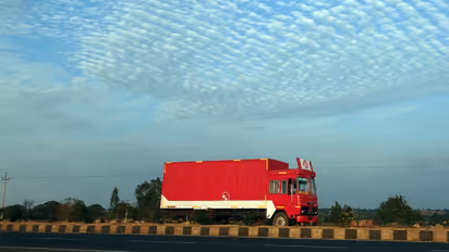w 412h 232croprect 2x0x1916x1078imgid 01k608ncb9f80pyzwxz2ahq4rkimgname truck 1758798197097