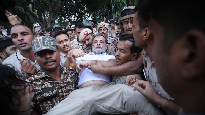 congress leaders including rahul gandhi staged a sit in protest outside the pms residence file 215131618