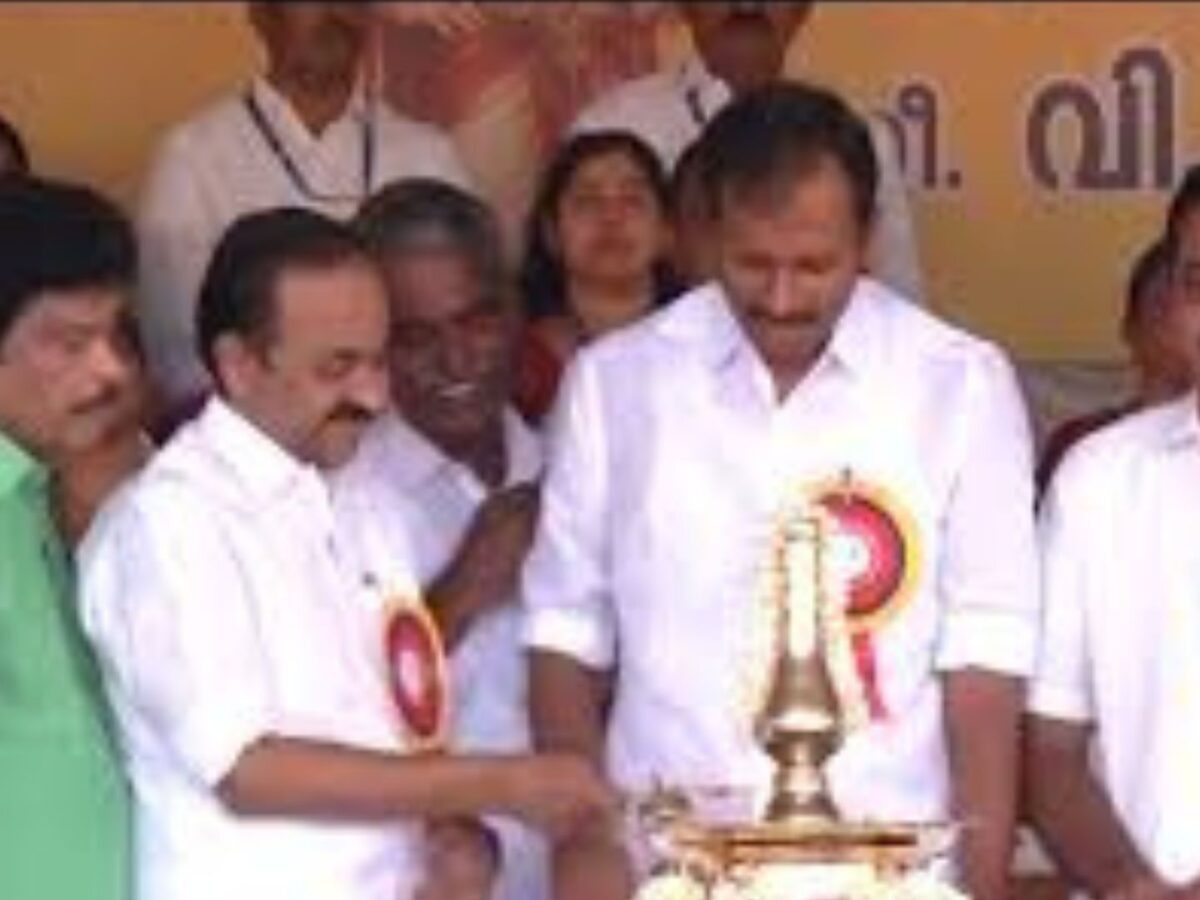അത്തച്ചമയത്തിന് തിരി തെളിയിച്ച് മുഖ്യമന്ത്രി