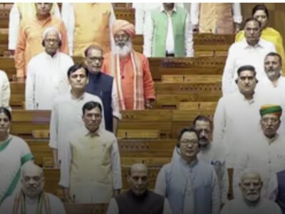 മൺസൂൺ സെഷനിലെ അവസാന ദിനത്തിൽ ലോക്സഭയിൽ എത്തി പ്രധാനമന്ത്രി നരേന്ദ്ര മോദിയും ആഭ്യന്തര മന്ത്രി അമിത് ഷായും