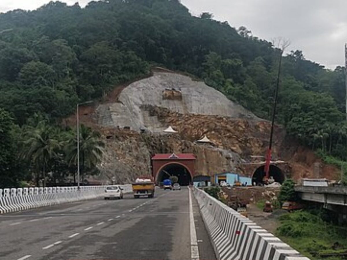 കുതിരാൻ തുരങ്കത്തിന്റെ പടിഞ്ഞാറേ ഭാഗത്ത് മണ്ണിടിച്ചിൽ