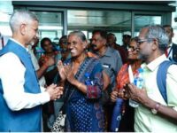 നേപ്പാൾ മിന്നൽ പ്രളയത്തിൽ നിന്ന്  രക്ഷപ്പെടുത്തിയ തമിഴ്നാട്ടിൽ നിന്നുള്ള 21 തീർഥാടകരുടെ സംഘത്തെ കേന്ദ്ര വിദേശകാര്യമന്ത്രി എസ് ജയശങ്കർ വിമാനത്താവളത്തിലെത്തി നേരിട്ട് സ്വീകരിച്ചു