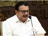 വരുമാനം പരിഗണിക്കാതെ എല്ലാ രോഗികൾക്കും പേ വാർഡുകളിൽ ചികിത്സാ സൗകര്യം ലഭ്യമാക്കാൻ ആരോഗ്യമന്ത്രി കെ. മുരളീധരൻ