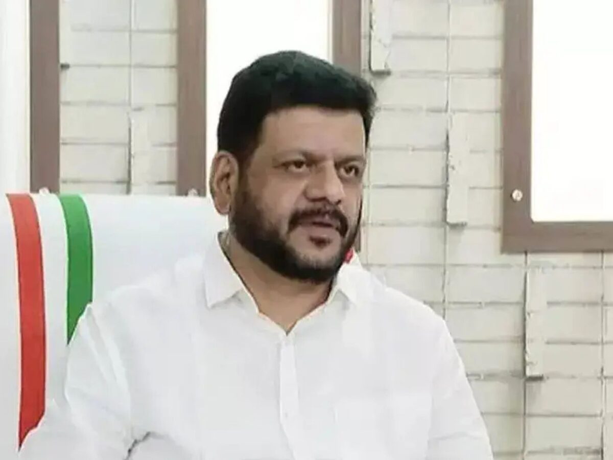 വി കെ ശ്രീകണ്ഠൻ എംപിക്കെതിരെ പരാതിയുമായി പാലക്കാട് മെഡിക്കൽ കോളേജിൽ സമരം നടത്തുന്ന ഹൗസ് സർജൻമാർ