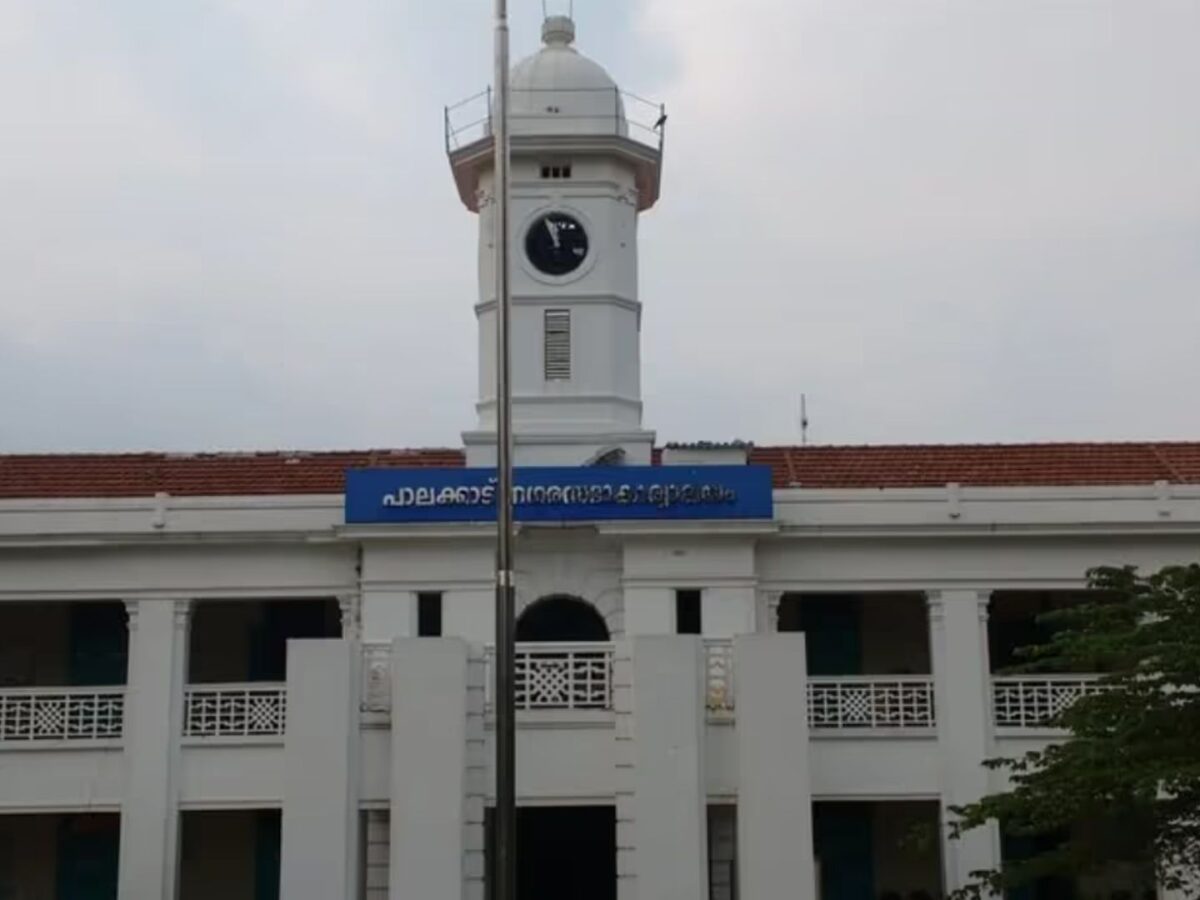 പാലക്കാട്‌ നഗരസഭയിൽ വന്ദേമാതരം ആലപിക്കുന്നതിനെ ചൊല്ലി ബഹളം