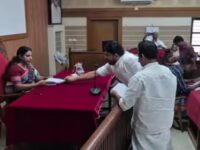 പാലാ നഗരസഭാ ചെയർപേഴ്സൺ മായ രാഹുൽ സംസാരിക്കുന്നതിനിടയിൽ കൗൺസിലർ ബിനു പുളിക്കകണ്ടം മൈക്ക് തട്ടി മാറ്റി