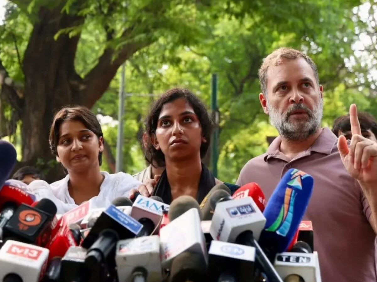 പരിക്കേറ്റ വിദ്യാർത്ഥികൾക്കൊപ്പം മാധ്യമങ്ങളെ കണ്ട് രാഹുൽ ​ഗാന്ധി