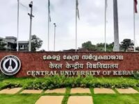 കാസർകോട് കേന്ദ്ര സർവകലാശാലയിലെ വി.സി ഒന്നാന്തരം ആർ.എസ്.എസുകാരനാണെന്നും വിദ്യാർത്ഥികളെ പുറത്തിറക്കിയാണ് വന്ദേമാതരം സെമിനാർ നടത്തിയതെന്നും എസ്.എഫ്.ഐ സംസ്ഥാന സെക്രട്ടറി പി.എസ്. സഞ്ജീവ്